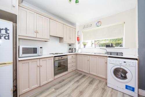 Cosy 2-Bedroom Apartment near Airport