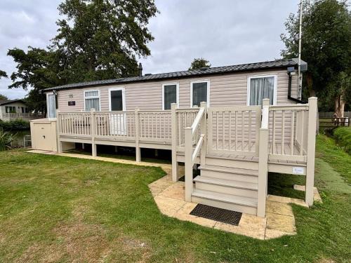 Cosy 8 Berth Caravan With Decking And Lake-Views At Weeley Bridge Ref 69001Lv