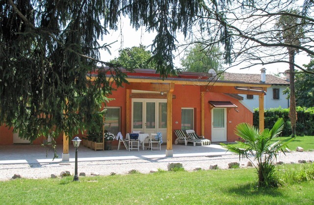 Cosy apartment for 4 guests with WIFI, A/C, TV, terrace, pets allowed and parking