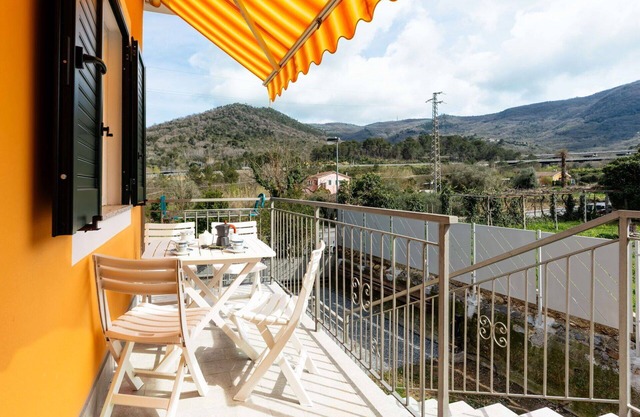 Cosy apartment for 4 people with WIFI, A/C, TV, balcony and panoramic view