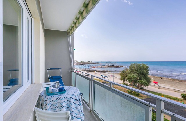 Cosy apartment for 6 people with WIFI, A/C, TV, balcony and parking