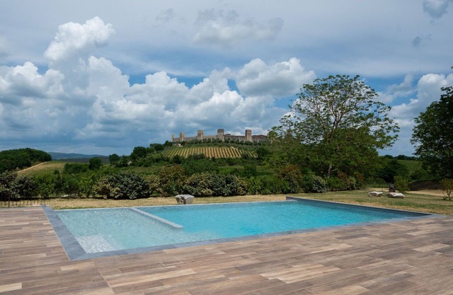 Cosy apartment for 4 guests with pool, A/C, WIFI, TV, pets allowed and parking, close to Siena