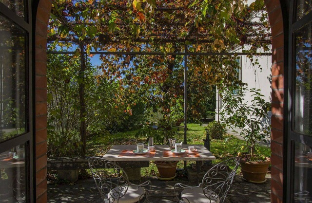 Cosy apartment for 2 guests with private pool, TV, patio and pets allowed