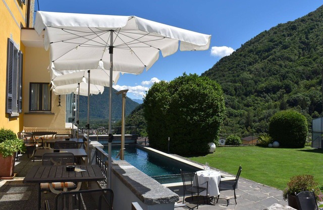 Cosy apartment for 4 people with pool, WIFI, TV, patio, pets allowed, panoramic view and parking