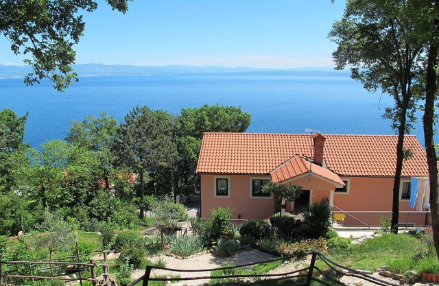 Cosy apartment for 4 guests with WIFI, A/C, TV, patio and parking