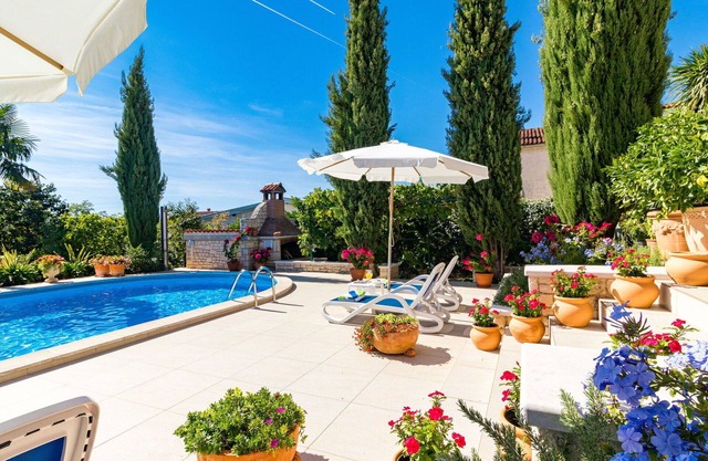 Cosy apartment for 4 people with pool, A/C, WIFI, TV, terrace and pets allowed