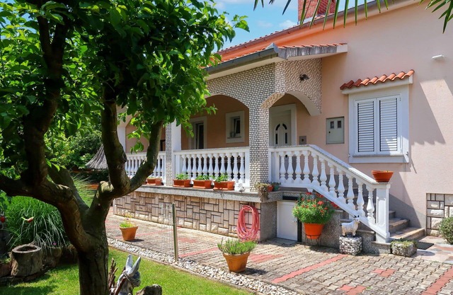 Cosy apartment for 6 guests with WIFI, A/C, TV, patio and pets allowed