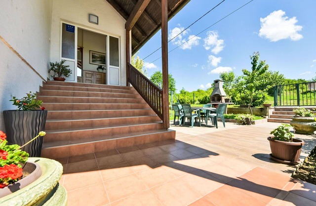 Cosy apartment for 6 guests with WIFI, A/C, TV and terrace