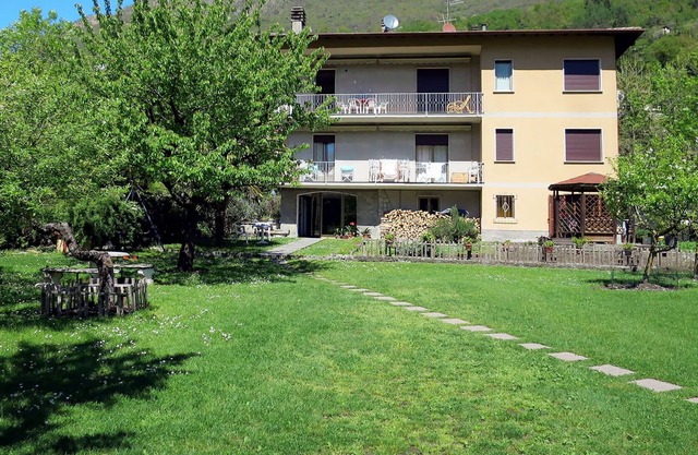 Cosy apartment for 6 people with WIFI, TV, patio, pets allowed and parking