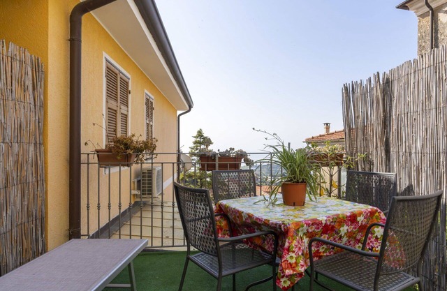 Cosy apartment for 6 people with A/C, WIFI, balcony, pets allowed and parking