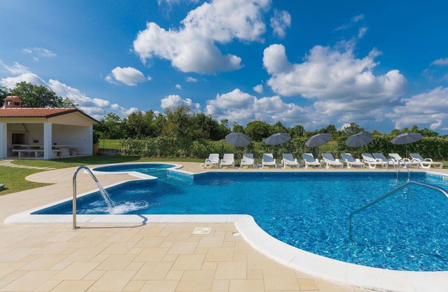 Cosy apartment for 7 guests with WIFI, A/C, pool, TV and balcony