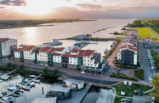 Cosy apartment for 8 guests with WIFI, hot tub, pool, TV, balcony and parking