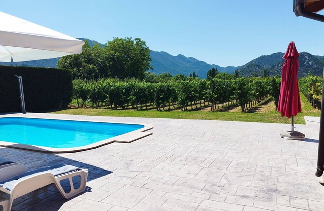 Cosy apartment for 8 people with WIFI, A/C, private pool, TV and terrace