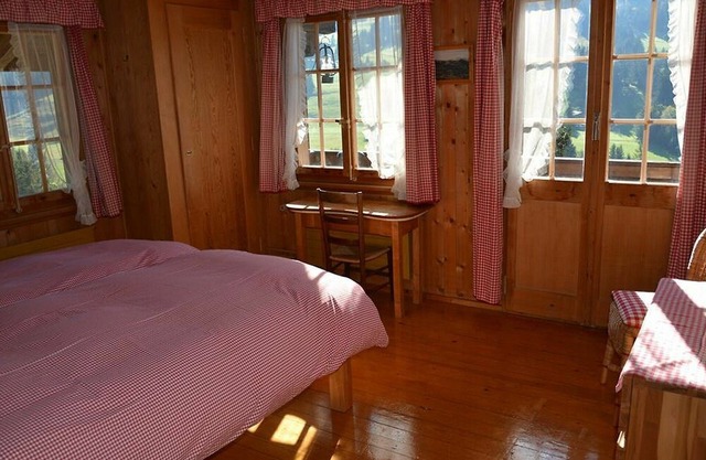 Cosy apartment for 9 guests with WIFI, TV, balcony, pets allowed and parking