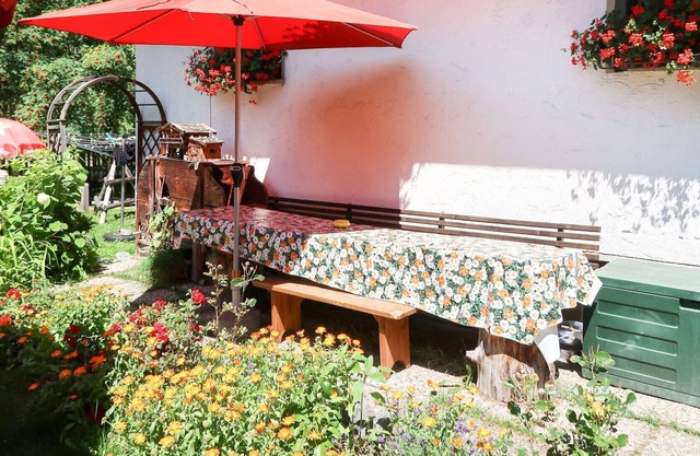 Cosy apartment in villa for 6 guests with WIFI, TV, patio, pets allowed and parking