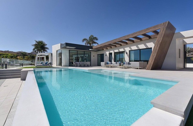 Cosy apartment in villa for 12 people with A/C, WIFI, private pool, TV, terrace and pets allowed