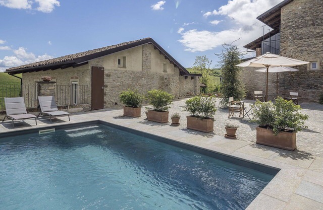 Cosy apartment for 4 guests with pool, WIFI and balcony, close to Alba
