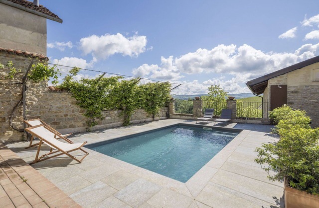 Cosy apartment for 4 people with WIFI, pool, TV and balcony, close to Alba