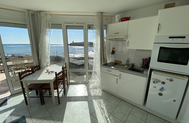 Cosy, bright waterfront apartment