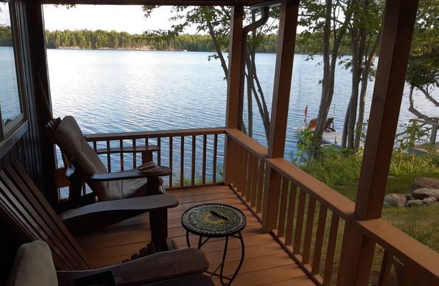 Cosy cabin steps from the lake