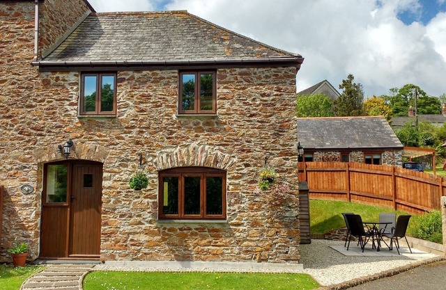 Cosy Converted Barn Cottage in Peaceful Rural Wooded Setting, Close to the Coast