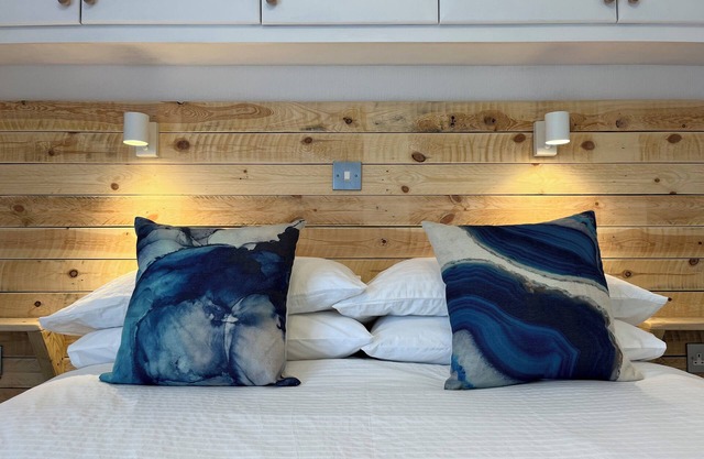 Cosy Cornish lodge 10 minute walk from the beach