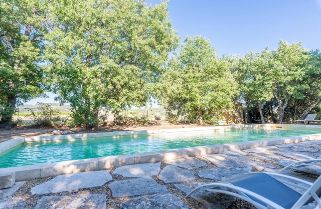 Cosy cottage near Roussillion, air-conditioned, 14m heated pool, large grounds.