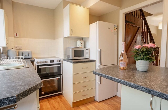 Cosy cottage with spacious bedrooms! Sleeps 7!