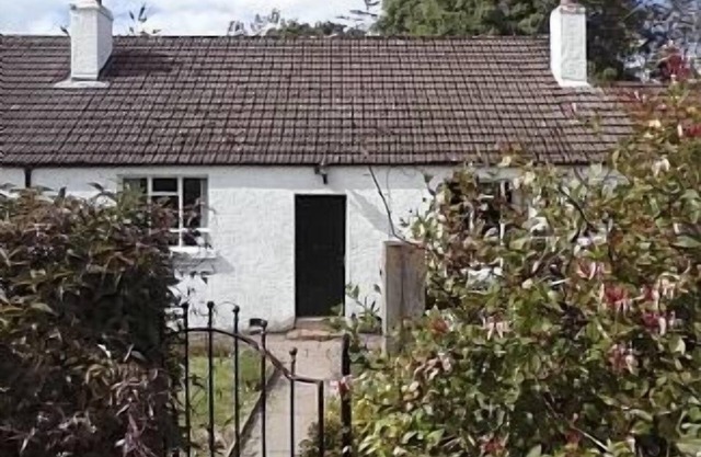 Cosy ex-farm workers cottage in glorious countryside -sleeps 4+ 1 child.