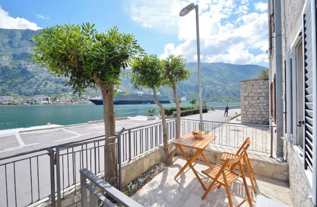 Cosy frontline apartment,sea access at your door step