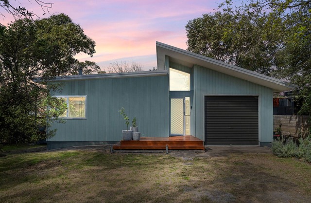 Cosy Getaway with Fireplace and Spacious Backyard