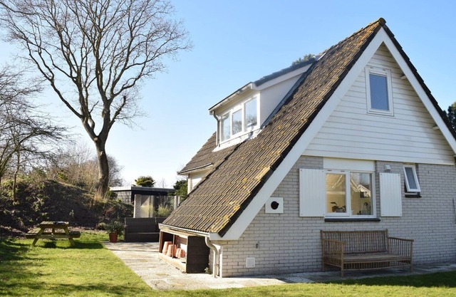 Cosy holiday home, spacious and green garden, lots of privacy and a cosy covered outdoor terrace with wood-burning stove.