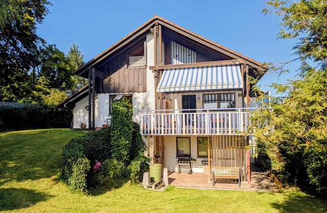 Cosy house with large, fenced garden just 20 minutes by car from Lake Constance