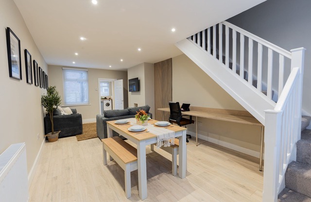 Cosy House in Runcorn: Perfect for Families & Business Travelers! Free Parking