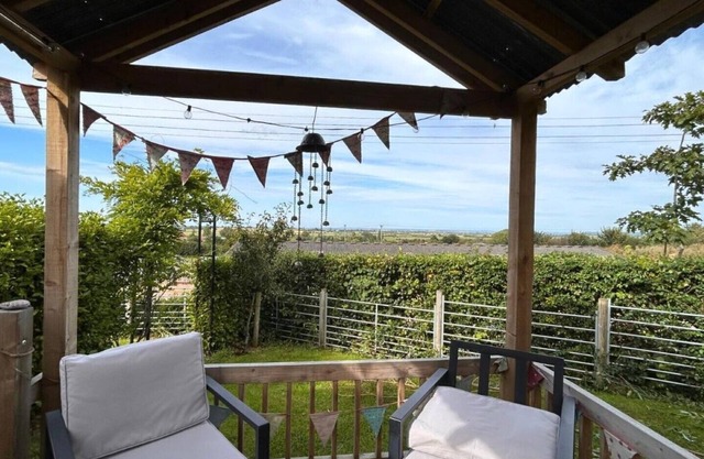 Cosy hut on our Somerset farm with great views, stove and wood fired hot tub