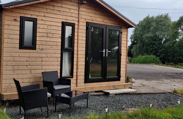 Cosy Log Cabin - views of Scrabo Tower