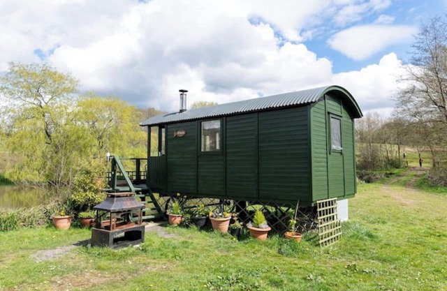 Cosy, peaceful & secluded lakeside cabin. BBQ, Firepit, Fishing, Dogs welcome.