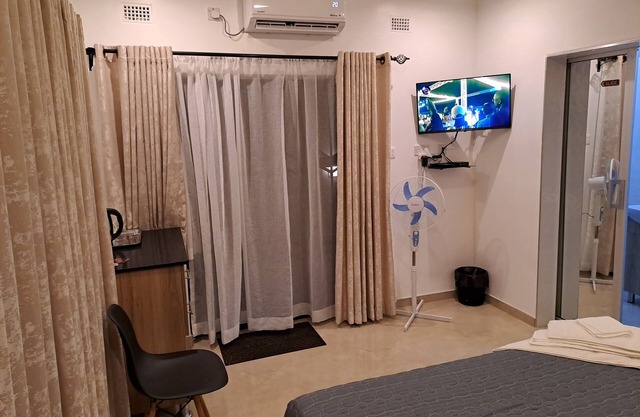 Cosy place, close to the highway on your way into VicFalls.you can't get lost!