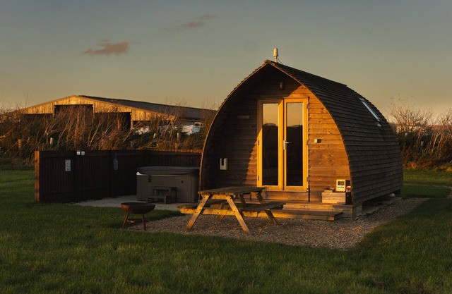 Cosy Rural Cabin with Electric Hot Tub