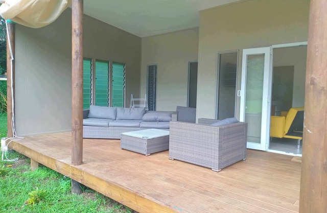 Cosy villa set away from the noisy main road. Close to private beach.