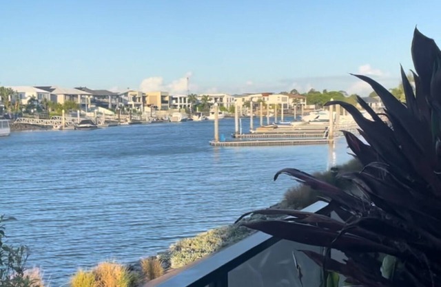Cosy water front Villa in Hope Island
