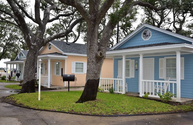 Cottage 03 at D&R Pelican Bay Resort - Pet Friendly
