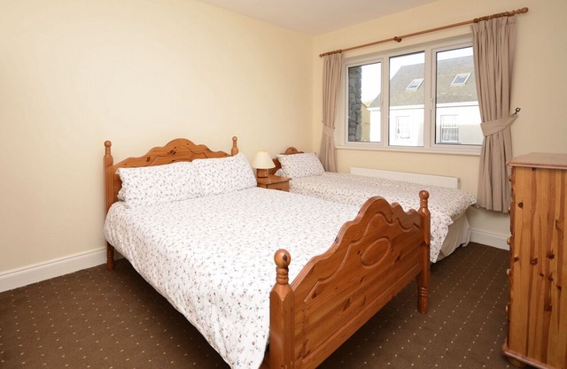 Cottage 323 - Cleggan - sleeps 8 guests in 4 bedrooms