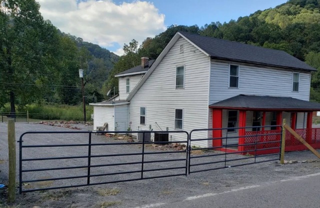 Cottage 5 In Eckman Central to Hatfield McCoy trails. ATV Rental Offered!