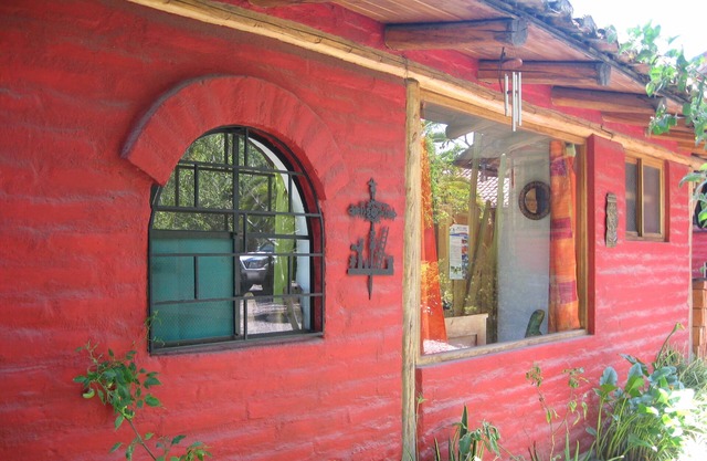 Cottage for 4 people in large garden with patio and parking