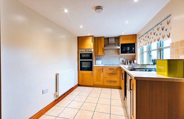 Cottage in Norton with Tennis Court & Patio