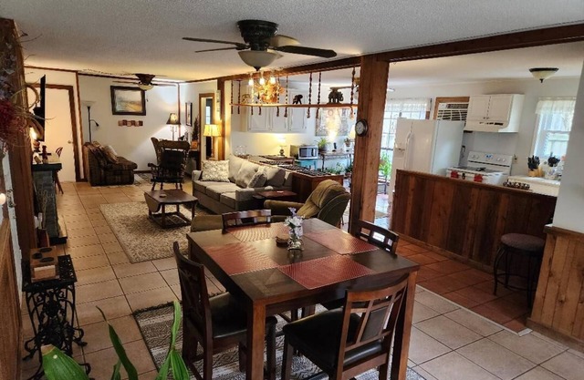 Cottage in the Woods, Safe area, on 6 acres, Free Parking.