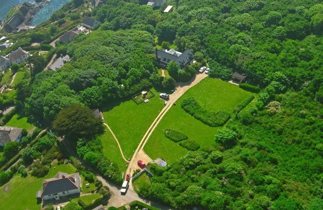 Cottage set in 2 acres, next to coast path, short walk to beach, pub & cafe! 😎