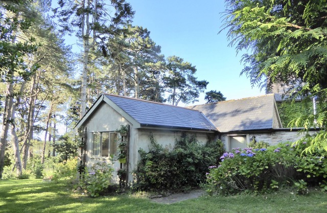 Cottage Sleeps 2 in Bedroom + 2 on sofa bed in sitting room with privacy curtain