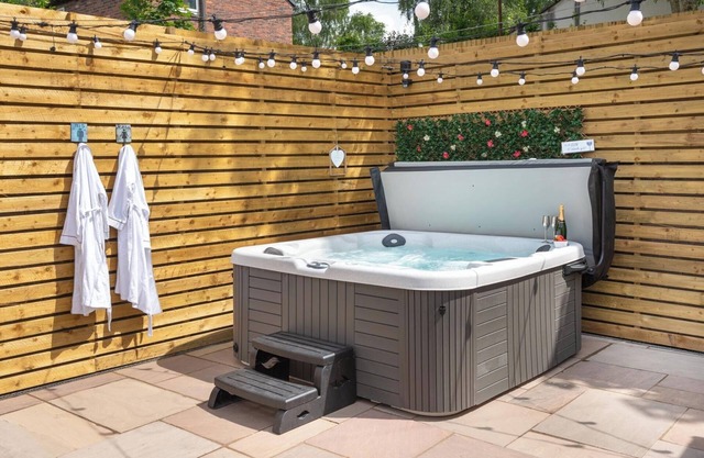 Cottage - Sleeps 4, hot tub & pet friendly